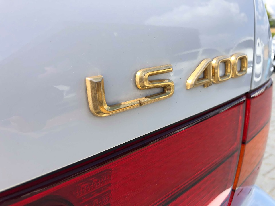 Lexus LS400 Gold Louis Vuitton Edition